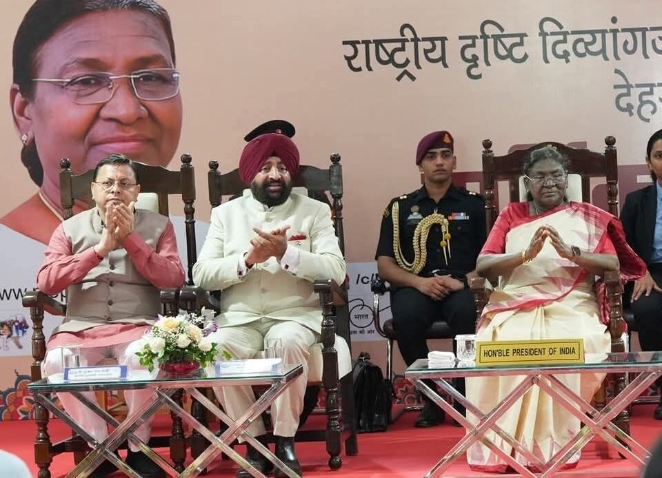 राष्ट्रपति मुर्मू ने दृष्टि दिव्यांग बच्चों संग मनाया जन्मदिन, भावुक कर गई गीतों की प्रस्तुति-Newsnetra 6 fb img 17504360815088089211722459100287