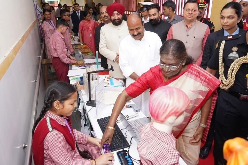 राष्ट्रपति मुर्मू ने दृष्टि दिव्यांग बच्चों संग मनाया जन्मदिन, भावुक कर गई गीतों की प्रस्तुति-Newsnetra 4 fb img 17504360885171934478757949686415