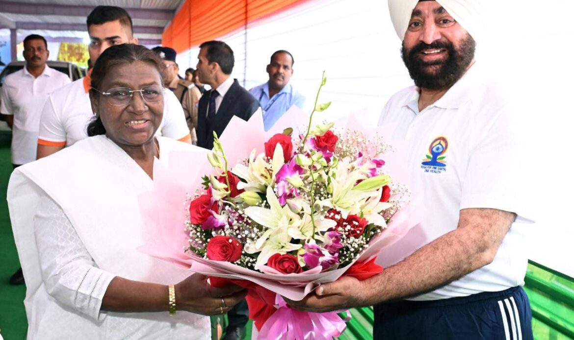 देहरादून से वैश्विक संवाद: राष्ट्रपति ने किया 11वें अंतर्राष्ट्रीय योग दिवस का शुभारंभ-Newsnetra 4 fb img 17505060758601610740664294455392