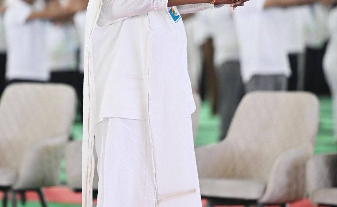देहरादून से वैश्विक संवाद: राष्ट्रपति ने किया 11वें अंतर्राष्ट्रीय योग दिवस का शुभारंभ-Newsnetra 6 fb img 17505060794275426863423725978098