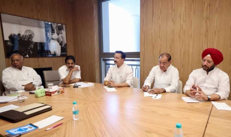 एआईसीसी मुख्यालय ‘इंदिरा भवन’, नई दिल्ली में उत्तराखंड कांग्रेस से सम्बंधित अहम बैठक में भाग लिया-Newsnetra 7 img 20250605 wa00586799246959307145893