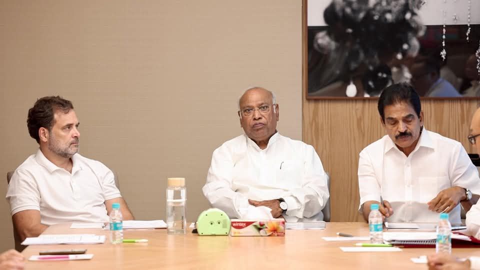 एआईसीसी मुख्यालय ‘इंदिरा भवन’, नई दिल्ली में उत्तराखंड कांग्रेस से सम्बंधित अहम बैठक में भाग लिया-Newsnetra 4 img 20250605 wa00624476458444653863572
