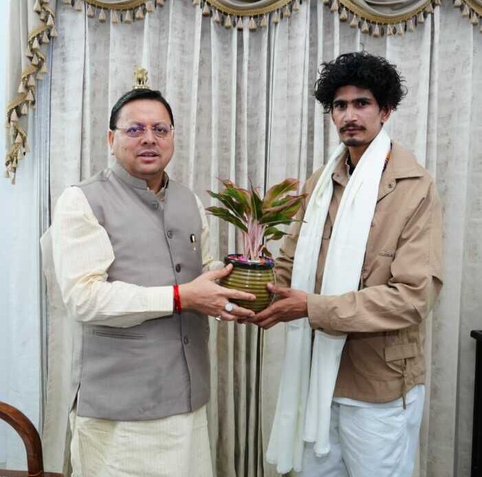 मुख्यमंत्री धामी ने माउंट एवरेस्ट को विजय करने वाले युवा पर्वतारोही रोहित भट्ट को सम्मानित किया-Newsnetra 4 img 20250605 wa00631881116404335559866