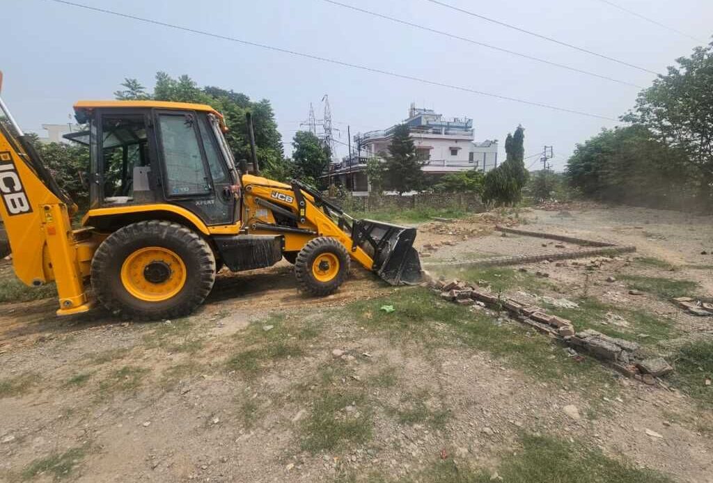 प्राधिकरण की ताबड़तोड़ कार्यवाही: देहरादून में 1.5 बीघा में की गई अवैध प्लॉटिंग पर चला बुलडोज़र-Newsnetra 9 img 20250612 wa01004954453713772831520