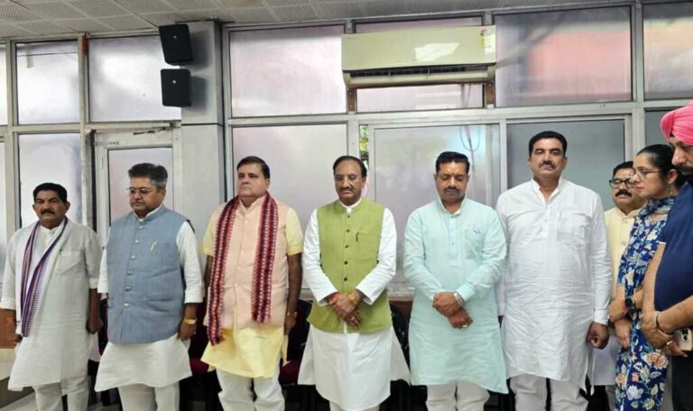 देहरादून: भाजपा परिवार द्वारा अहमदाबाद विमान दुर्घटना में दिवंगत लोगों को भावभीनी श्रद्धांजलि दी गई-Newsnetra 7 img 20250613 wa0154451757095225399086