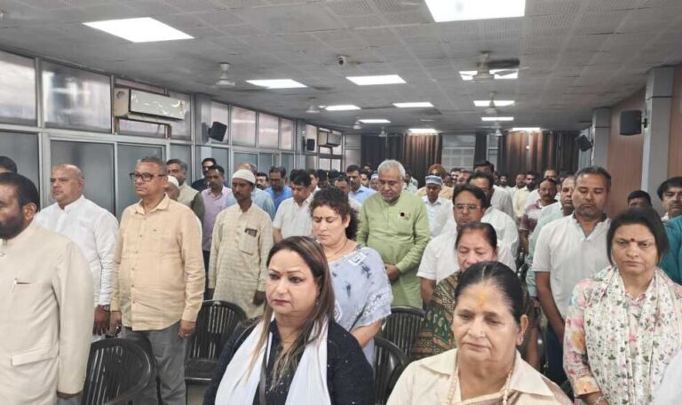 देहरादून: भाजपा परिवार द्वारा अहमदाबाद विमान दुर्घटना में दिवंगत लोगों को भावभीनी श्रद्धांजलि दी गई-Newsnetra 6 img 20250613 wa0158115813423616073581