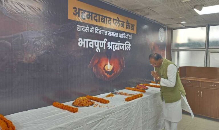 देहरादून: भाजपा परिवार द्वारा अहमदाबाद विमान दुर्घटना में दिवंगत लोगों को भावभीनी श्रद्धांजलि दी गई-Newsnetra 5 img 20250613 wa01602724253995442469096