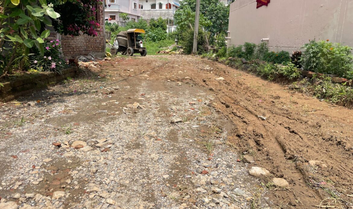 निर्माणाधीन सड़क के मानकों पर उठाए सवाल तो,भाजपा पार्षद बोली 6 वोट में ख़रीद लिया क्या ?-Newsnetra 4 img 20250616 wa0006958098876516131196