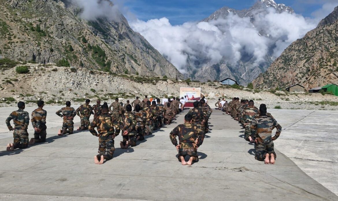 अंतर्राष्ट्रीय योग दिवस पर भारत-चीन सीमा से सटे नेलांग और जादूंग गांवों में जवानों और ग्रामीणों ने साझा किया योग का उत्साह-Newsnetra 6 img 20250623 wa00011738804940270929598