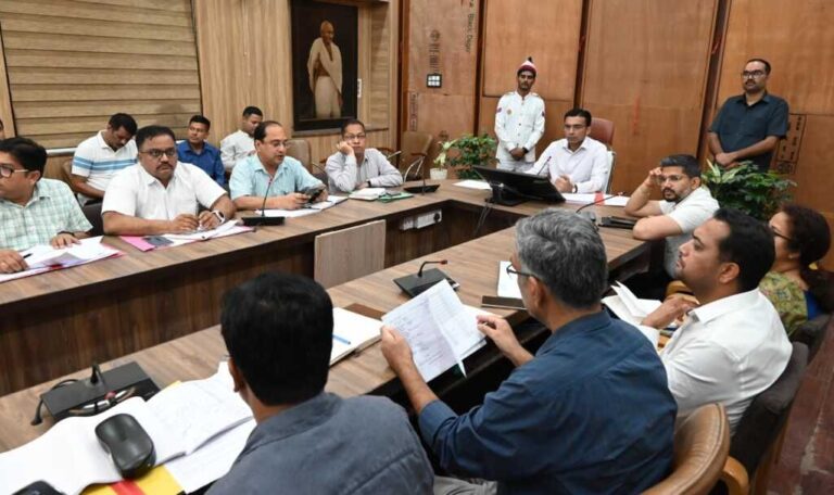 देहरादून में डीएम ने की स्वास्थ्य विभाग की समीक्षा, जनमन के सरकारी चिकित्सालय को सुविधायुक्त बनाने के दिए निर्देश-Newsnetra 7 img 20250624 wa0083819930690732376932