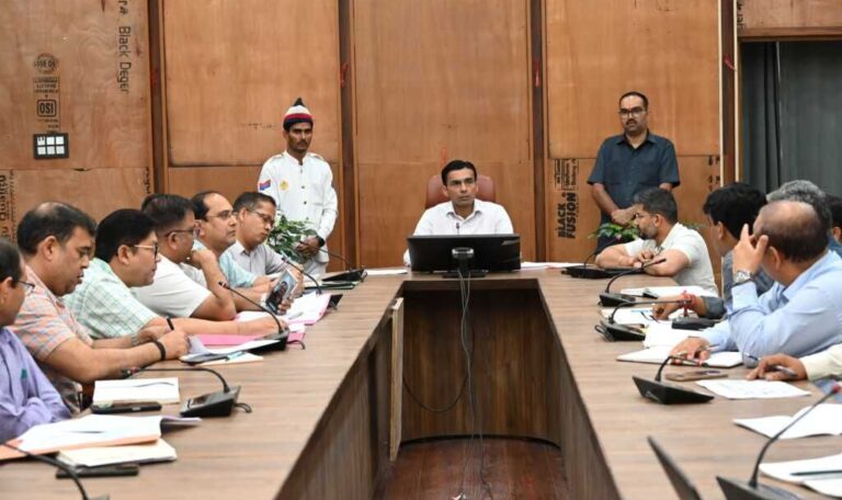देहरादून में डीएम ने की स्वास्थ्य विभाग की समीक्षा, जनमन के सरकारी चिकित्सालय को सुविधायुक्त बनाने के दिए निर्देश-Newsnetra 5 img 20250624 wa00846931591418218439073