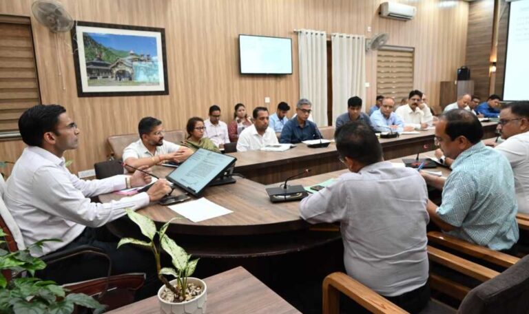 देहरादून में डीएम ने की स्वास्थ्य विभाग की समीक्षा, जनमन के सरकारी चिकित्सालय को सुविधायुक्त बनाने के दिए निर्देश-Newsnetra 6 img 20250624 wa00858219255190359981609