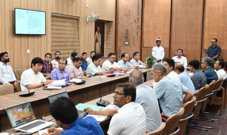 देहरादून में डीएम ने की स्वास्थ्य विभाग की समीक्षा, जनमन के सरकारी चिकित्सालय को सुविधायुक्त बनाने के दिए निर्देश-Newsnetra 8 img 20250624 wa0086751216804107157180