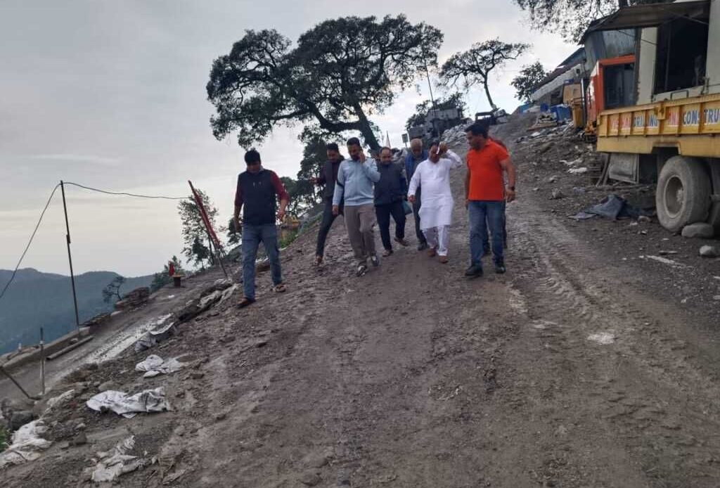 मंत्री धन सिंह रावत ने भूस्खलन प्रभावित बलियानाला क्षेत्र में चल रहे ट्रीटमेंट कार्य का निरीक्षण किया-Newsnetra 4 img 20250624 wa0088 18560354570460179514