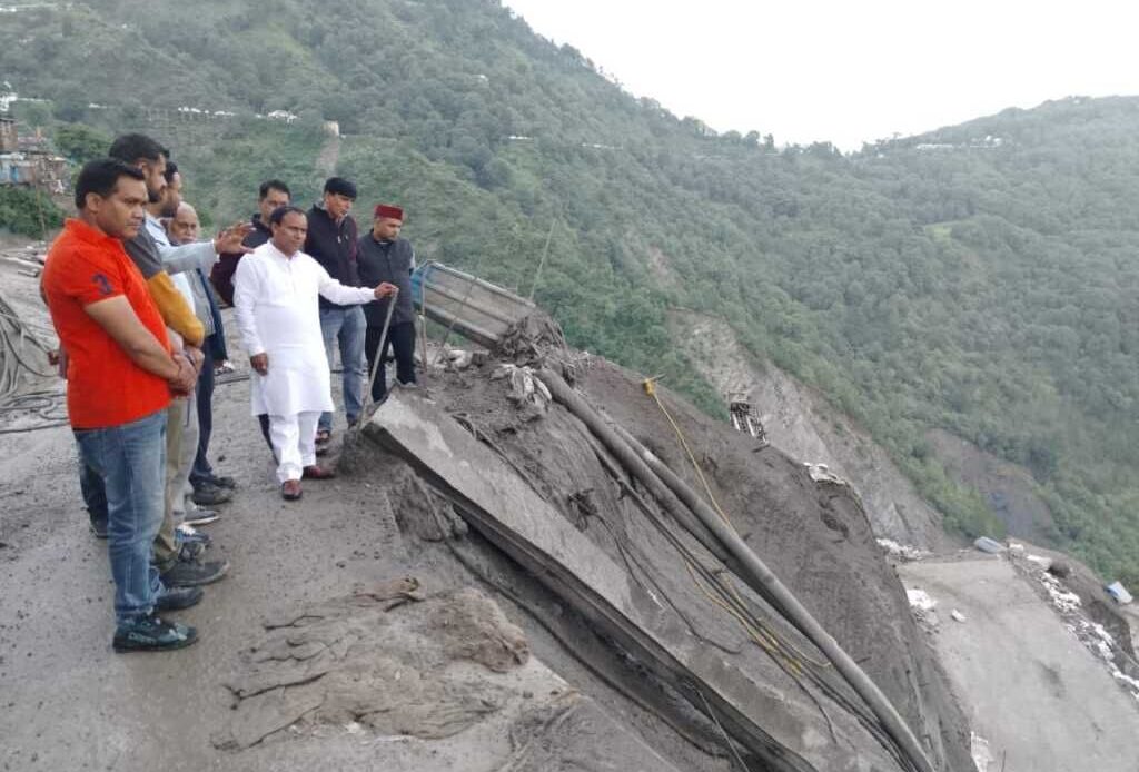 मंत्री धन सिंह रावत ने भूस्खलन प्रभावित बलियानाला क्षेत्र में चल रहे ट्रीटमेंट कार्य का निरीक्षण किया-Newsnetra 5 img 20250624 wa00906011023870973399710
