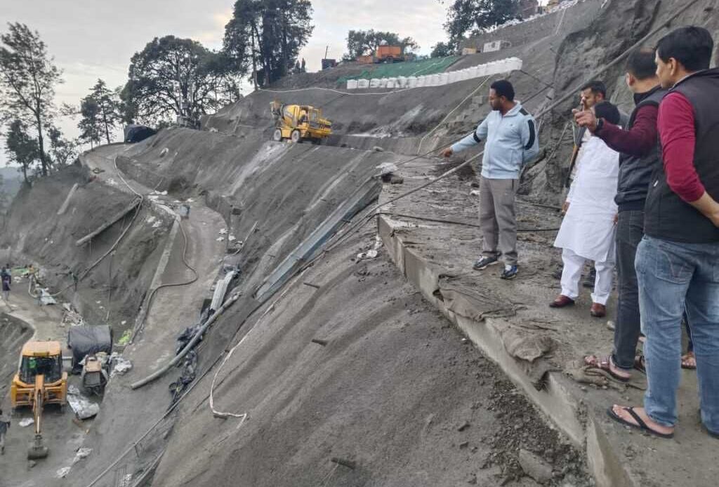 मंत्री धन सिंह रावत ने भूस्खलन प्रभावित बलियानाला क्षेत्र में चल रहे ट्रीटमेंट कार्य का निरीक्षण किया-Newsnetra 6 img 20250624 wa00914403365778582515496