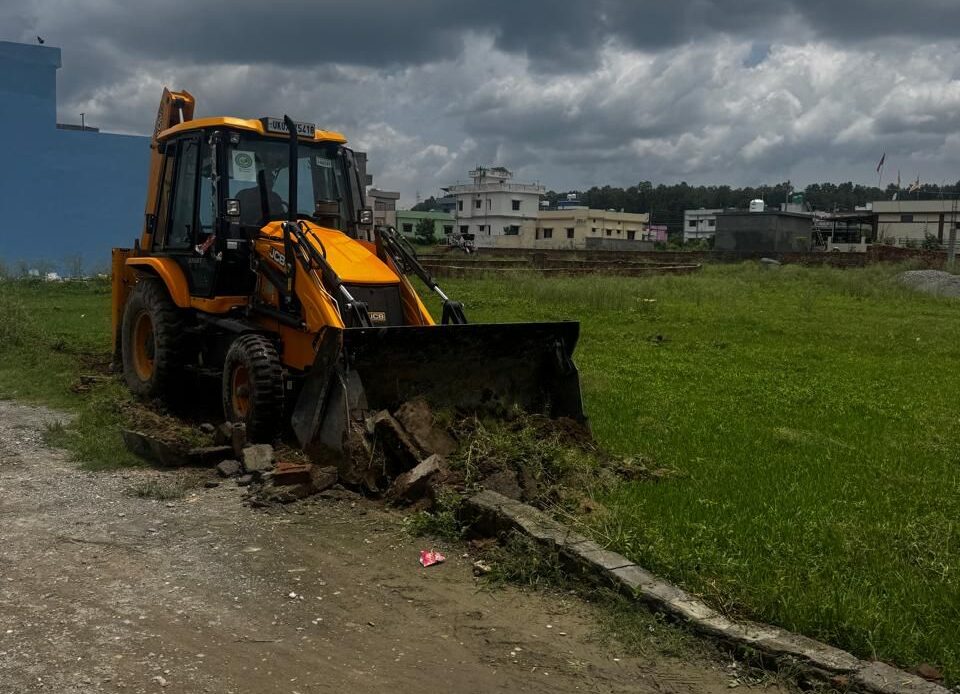 शिमला बाईपास रोड पर अवैध प्लॉटिंग पर प्राधिकरण की बड़ी कार्रवाई, 30 बिघा ज़मीन पर चला बुलडोज़र-Newsnetra 4 img 20250627 wa00013702702466443927290