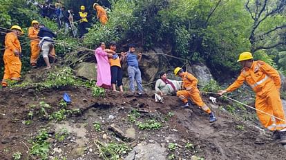 केदारनाथ यात्रा में खतरा! भूस्खलन से रास्ते बंद, 1269 यात्रियों को रेस्क्यू टीम ने निकाला सुरक्षित-Newsnetra 2 yataraya ka rasakaya 65d0f7ab26d13ced9544495fec953d2d