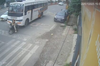 6888354ec4535 bus and scooty 294320798 16x9 1