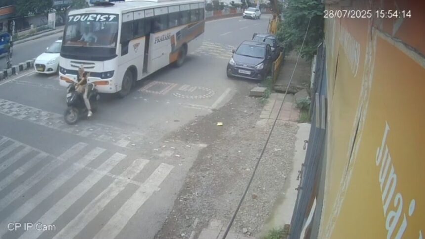 देहरादून में दर्दनाक हादसा: स्कूटी सवार युवती की बस से कुचले जाने से मौत, CCTV फुटेज आया सामने-Newsnetra 3 6888354ec4535 bus and scooty 294320798 16x9 1