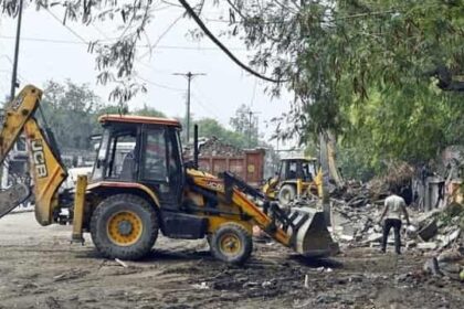 हरिद्वार में बुलडोजर की गरज: 150 से अधिक अवैध दुकानें ध्वस्त, डीएम की अगुवाई में चला अतिक्रमण हटाओ अभियान-Newsnetra 10 Bulldozers raze slum structures in Loni on June 18 1751245224809 1751245239051