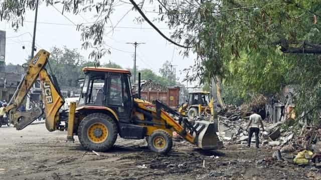 हरिद्वार में बुलडोजर की गरज: 150 से अधिक अवैध दुकानें ध्वस्त, डीएम की अगुवाई में चला अतिक्रमण हटाओ अभियान-Newsnetra 3 Bulldozers raze slum structures in Loni on June 18 1751245224809 1751245239051