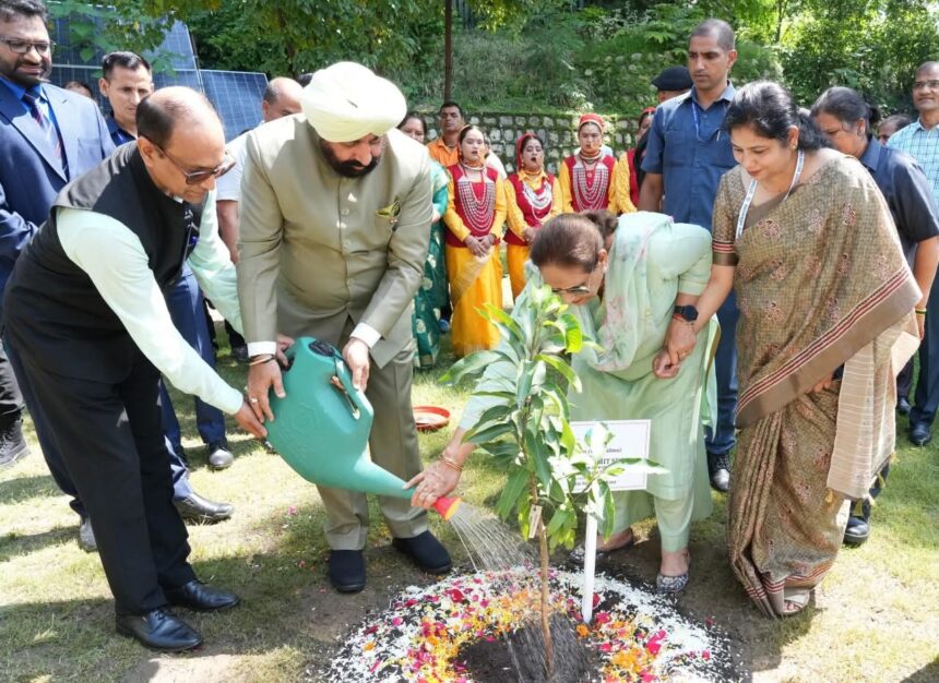 हरेला पर्व पर राजभवन परिसर में गूंजे मांगलिक गीत, छोलिया नृत्य से सजी लोक संस्कृति-Newsnetra 3 FB IMG 1752681896287