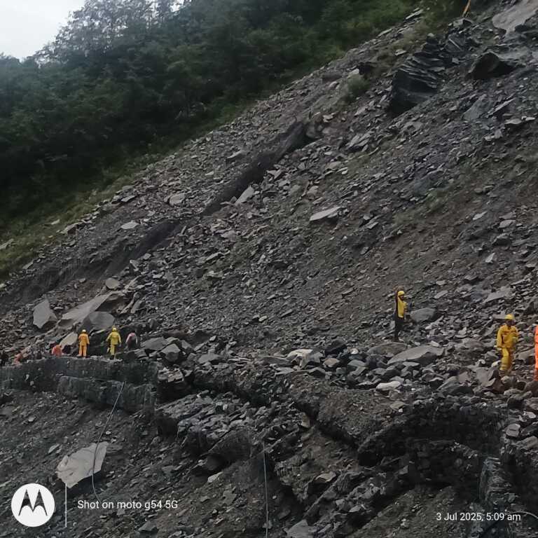 केदारनाथ यात्रा में खतरा! लैंडस्लाइड में फंसे श्रद्धालु, SDRF ने किया रेस्क्यू, SDRF ने 40 श्रद्धालुओं को सुरक्षित निकाला-Newsnetra 6 IMG 20250703 WA0014