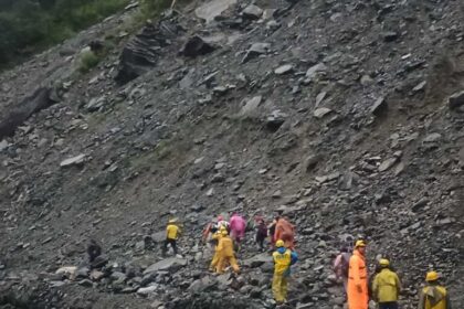 केदारनाथ यात्रा में खतरा! लैंडस्लाइड में फंसे श्रद्धालु, SDRF ने किया रेस्क्यू, SDRF ने 40 श्रद्धालुओं को सुरक्षित निकाला-Newsnetra 2 IMG 20250703 WA0017