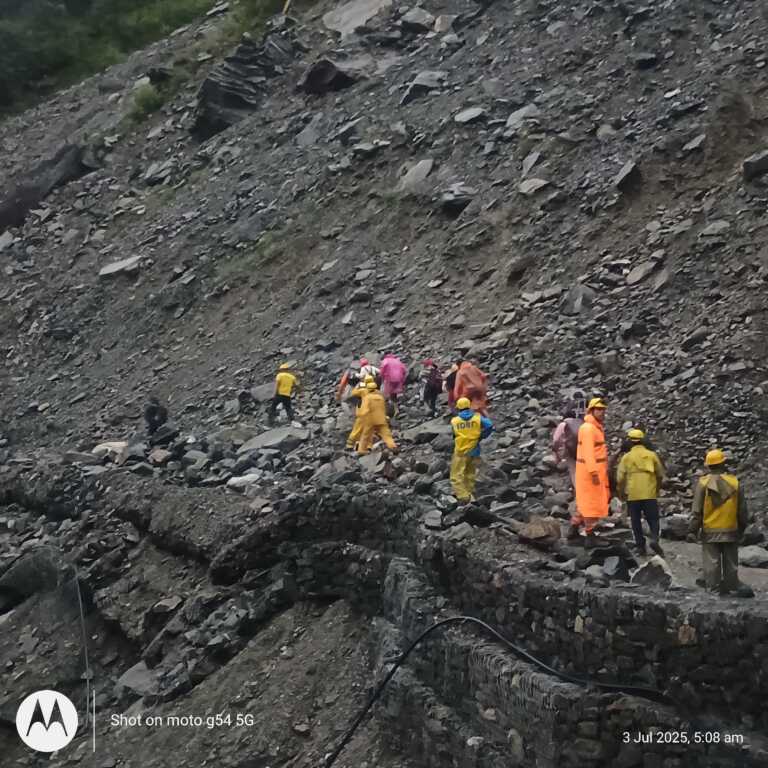 केदारनाथ यात्रा में खतरा! लैंडस्लाइड में फंसे श्रद्धालु, SDRF ने किया रेस्क्यू, SDRF ने 40 श्रद्धालुओं को सुरक्षित निकाला-Newsnetra 5 IMG 20250703 WA0017