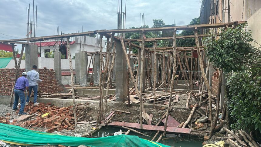 प्राधिकरण क्षेत्र में अवैध निर्माणों पर कड़ी कार्रवाई, राजपुर रोड व आमवाला तरला में दो निर्माण सील-Newsnetra 3 IMG 20250722 WA0006