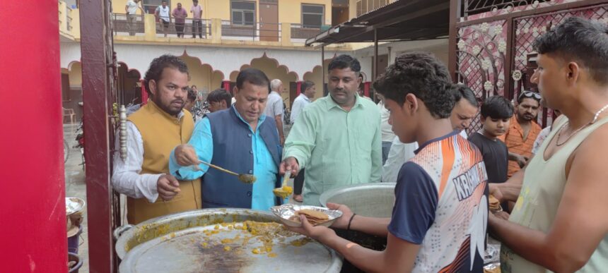 राज्य मंत्री एवं हर की पौड़ी गंगा महासभा के अध्यक्ष व्यापार मंडल के अध्यक्ष जानी मानी हस्ती रही कार्तिक चेयरमैन के भंडारे में शामिल-Newsnetra 3 IMG 20250722 WA0010
