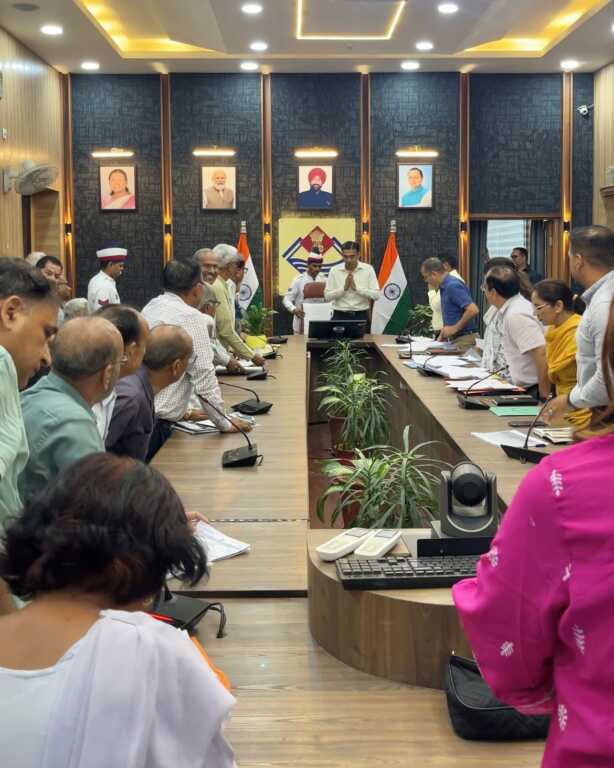 डीएम सविन बंसल की संवेदनशील पहल – स्वतंत्रता सेनानी उत्तराधिकारियों को मिलेगा 100 वर्ग मीटर भूखंड-Newsnetra 5 IMG 20250725 WA0084