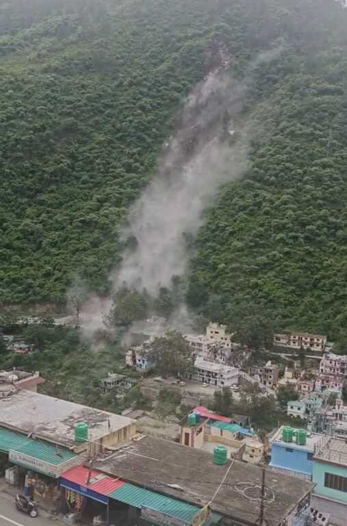 देवप्रयाग में भारी भूस्खलन! संगम क्षेत्र में मची अफरा-तफरी, दो लोग घायल-Newsnetra 3 Screenshot 20250714 181210 WhatsApp