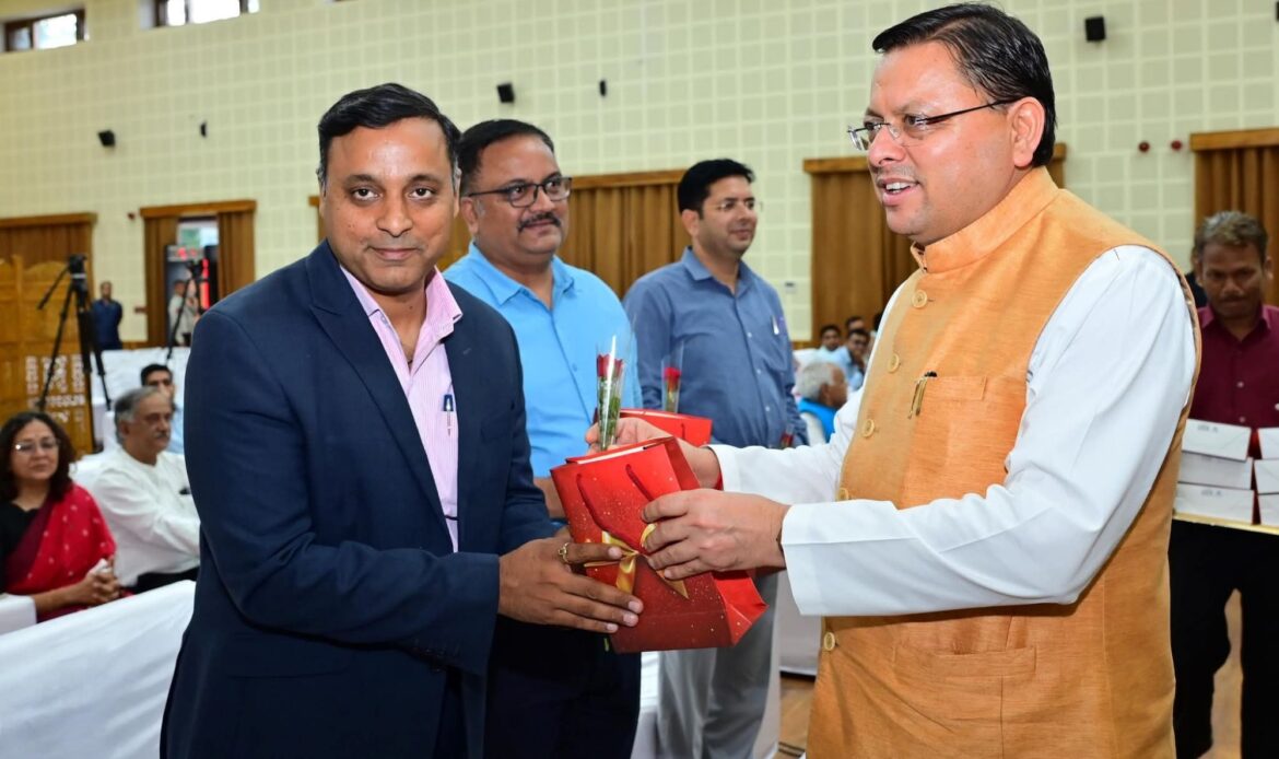 राष्ट्रीय डॉक्टर्स डे पर सीएम धामी ने चिकित्सकों को किया सम्मानित, कहा सेवा ही सबसे बड़ा धर्म-Newsnetra 15 fb img 17513832252646830466965466635288
