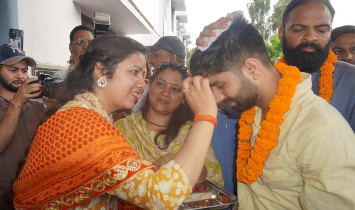 टनकपुर से कैलाश मानसरोवर यात्रा-2025 का शुभारंभ, भक्ति और संस्कृति का संगम, "बम-बम भोले" के साथ कैलाश यात्रा का पहला दल रवाना-Newsnetra 4 fb img 17516403072947817312850365757446