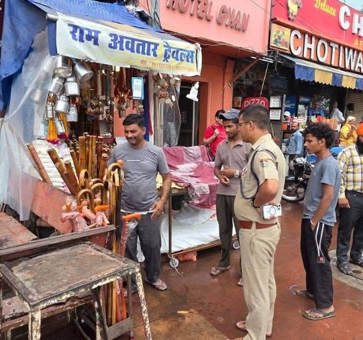 कांवड़ मेले को लेकर हरिद्वार पुलिस सख्त, गंगा घाटों और हाईवे से हटाए जा रहे अवैध अतिक्रमण-Newsnetra 12 fb img 17518924051083114905511247605130