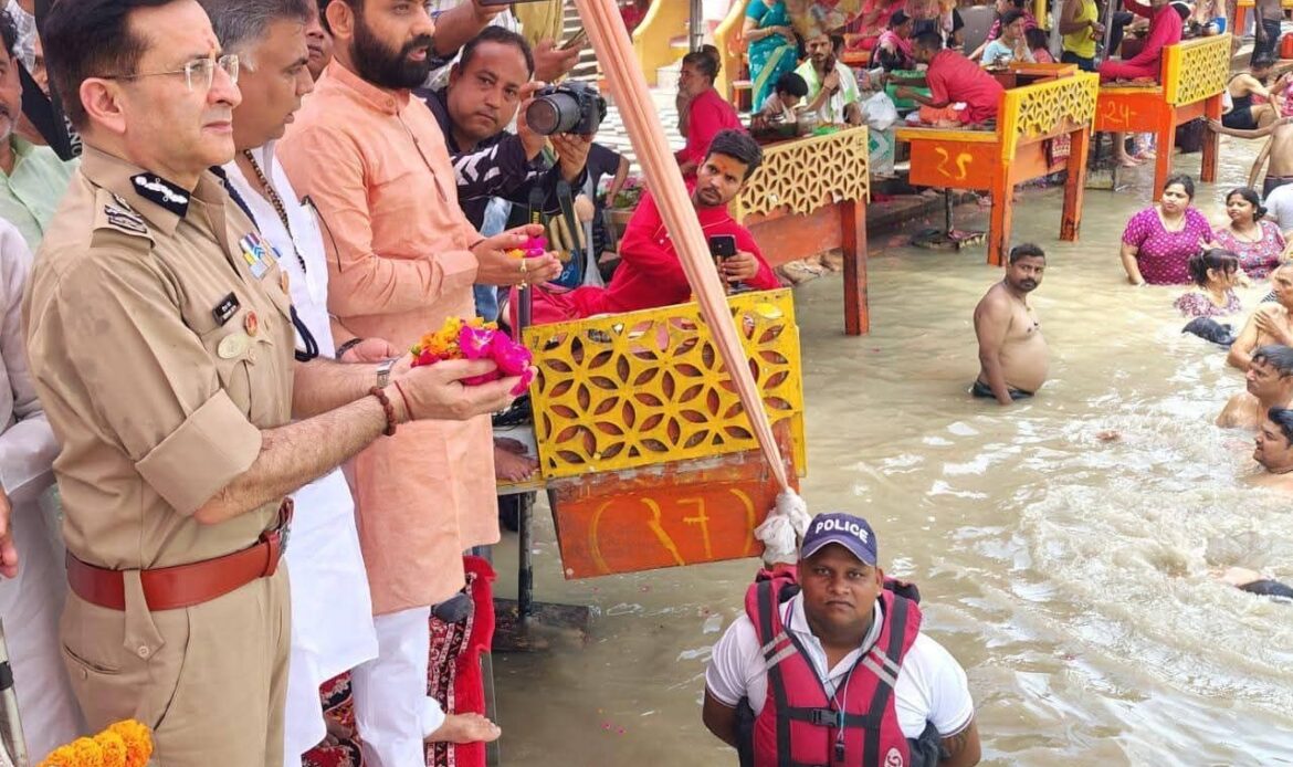 कांवड़ मेला 2025 की सफलता हेतु डीजीपी ने प्रशासन और पुलिस बल के साथ हर की पैड़ी पर लिया मां गंगा का आशीर्वाद-Newsnetra 4 fb img 1752247133040654426401937514033