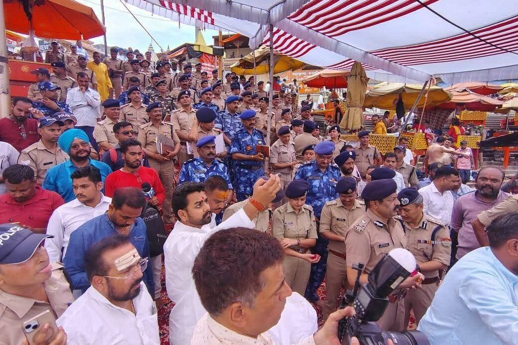 कांवड़ मेला 2025 की सफलता हेतु डीजीपी ने प्रशासन और पुलिस बल के साथ हर की पैड़ी पर लिया मां गंगा का आशीर्वाद-Newsnetra 8 fb img 17522471394037658002254512479792