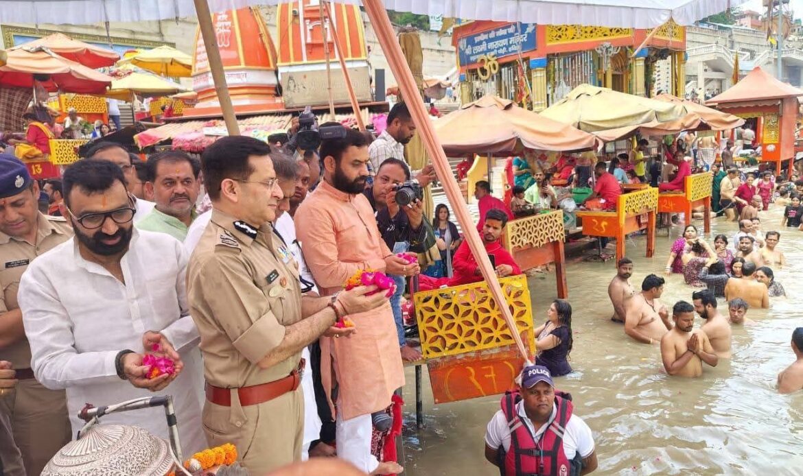 कांवड़ मेला 2025 की सफलता हेतु डीजीपी ने प्रशासन और पुलिस बल के साथ हर की पैड़ी पर लिया मां गंगा का आशीर्वाद-Newsnetra 9 fb img 17522471421325442567596494930704