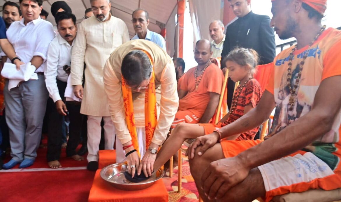 हरिद्वार में कांवड़ियों का भावपूर्ण स्वागत, मुख्यमंत्री धामी ने चरण धोकर लिया आशीर्वाद-Newsnetra 8 fb img 17527688184304126460341358535691