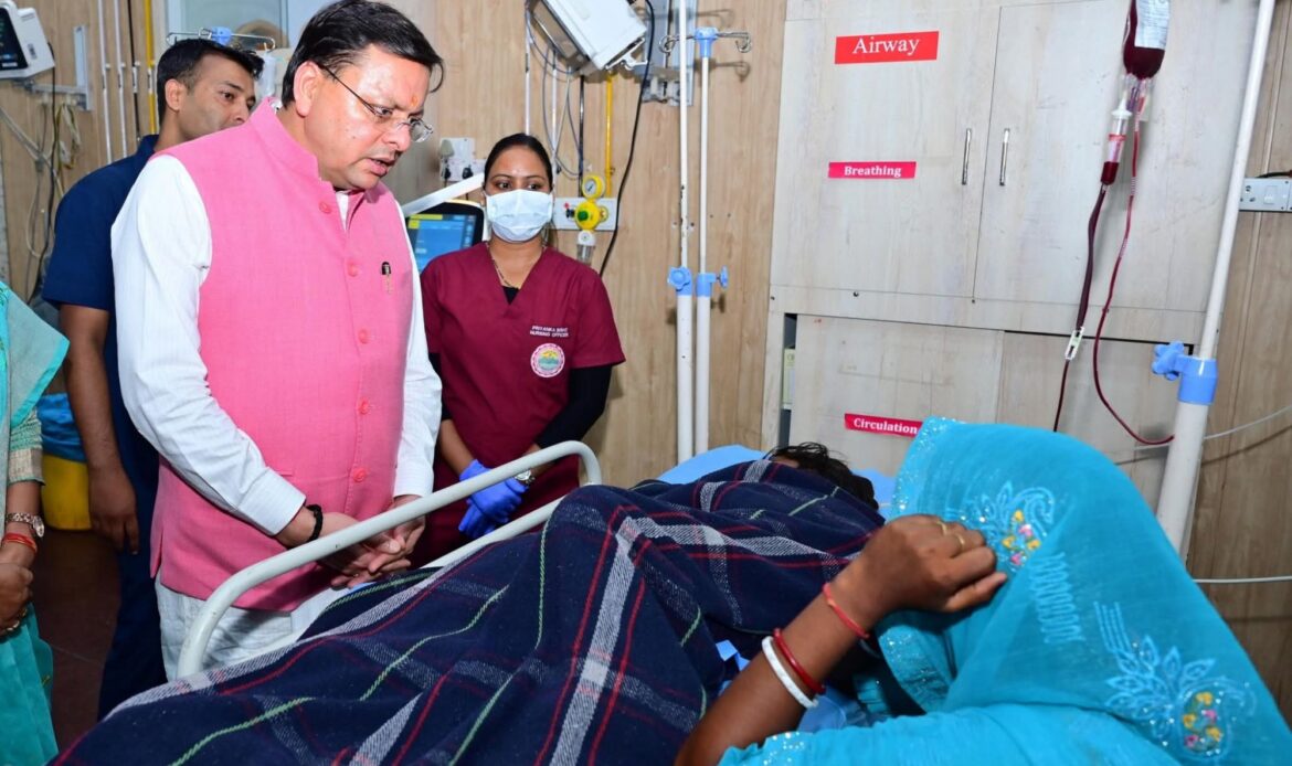 मनसा देवी मार्ग हादसा: मुख्यमंत्री धामी ने हादसे में घायल श्रद्धालुओं से की मुलाकात, उपचार की व्यवस्थाओं का लिया जायजा-Newsnetra 10 fb img 17536291839847491995677658813930