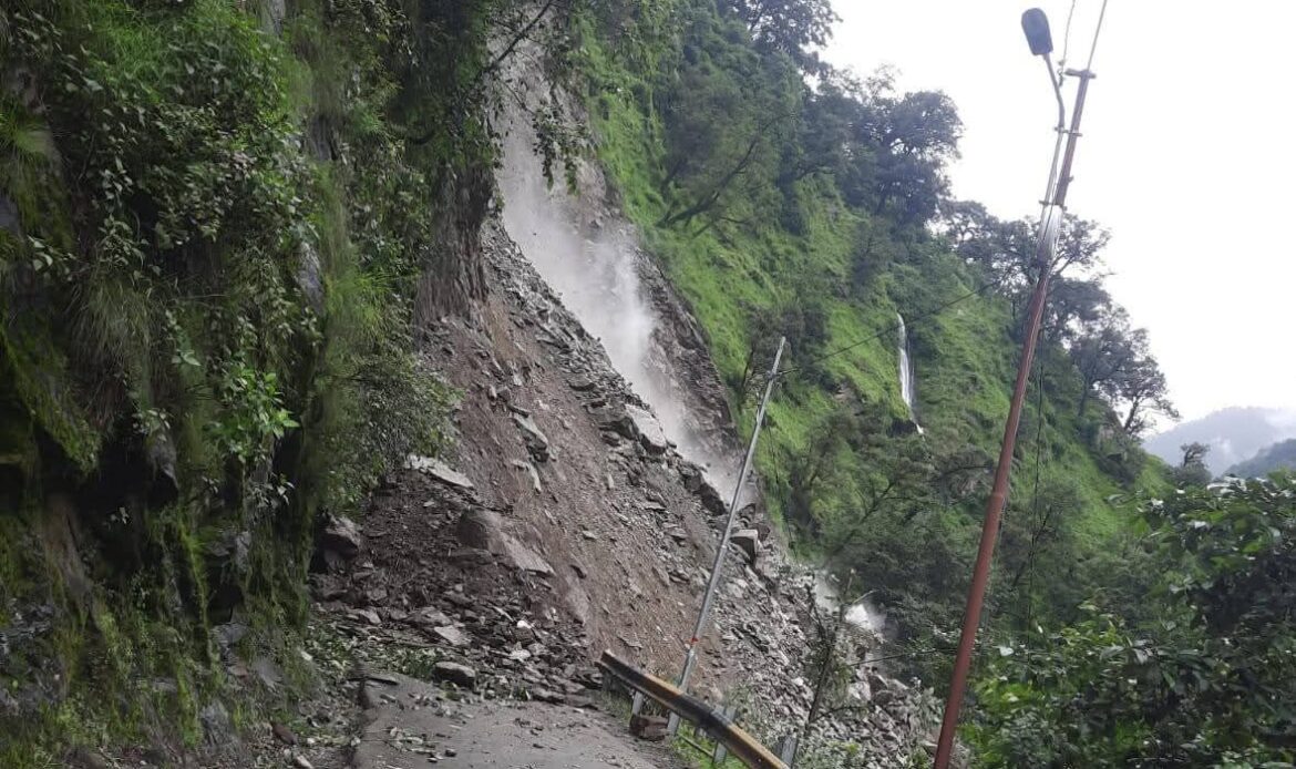 केदारनाथ यात्रा मार्ग मुनकटिया में भारी भूस्खलन से बाधित, यात्री 2–3 दिन रखें यात्रा स्थगित-Newsnetra 4 fb img 17538889499436273333384682411661