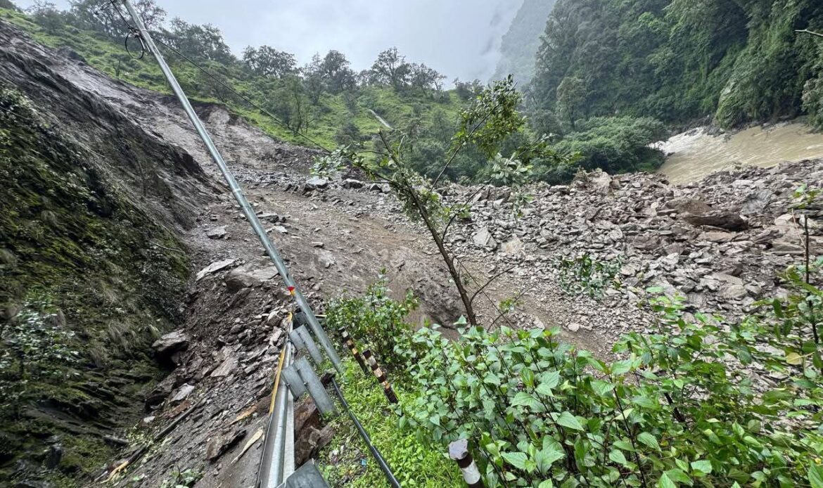 केदारनाथ यात्रा मार्ग मुनकटिया में भारी भूस्खलन से बाधित, यात्री 2–3 दिन रखें यात्रा स्थगित-Newsnetra 7 fb img 17538889549268449239311032356580