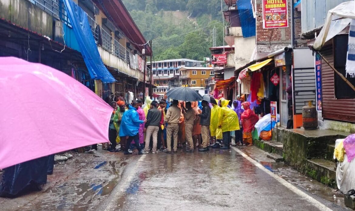केदारनाथ यात्रा मार्ग मुनकटिया में भारी भूस्खलन से बाधित, यात्री 2–3 दिन रखें यात्रा स्थगित-Newsnetra 6 fb img 17538889570681208929022447467387