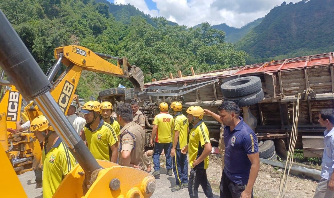 कांवड़ यात्रियों का वाहन दुर्घटनाग्रस्त, SDRF द्वारा चलाया गया रेस्क्यू ऑपरेशन -Newsnetra 5 img 20250702 wa000016886413197011134