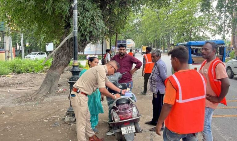 देहरादून पुलिस का कांवड़ मार्ग पर अतिक्रमण हटाओ अभियान, 32 स्थानों से हटाया गया अतिक्रमण-Newsnetra 6 img 20250703 wa01022177533045147766068