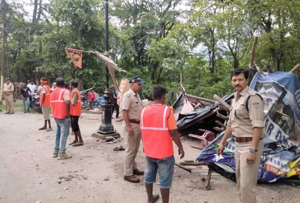 देहरादून पुलिस का कांवड़ मार्ग पर अतिक्रमण हटाओ अभियान, 32 स्थानों से हटाया गया अतिक्रमण-Newsnetra 8 img 20250703 wa01044867409916378503510