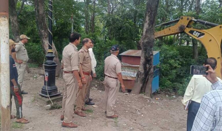 देहरादून पुलिस का कांवड़ मार्ग पर अतिक्रमण हटाओ अभियान, 32 स्थानों से हटाया गया अतिक्रमण-Newsnetra 5 img 20250703 wa01061709494926620103151