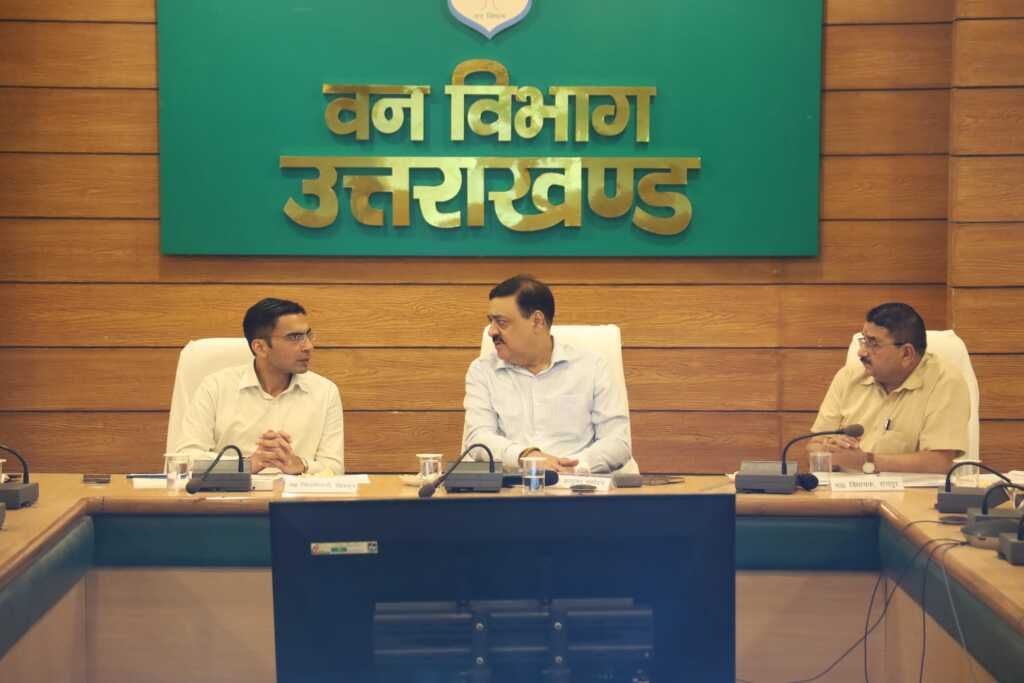 आयुक्त गढ़वाल ने किया देहरादून में रोड कटिंग कार्यों की समीक्षा, मंथन सभागार में हुई बैठक-Newsnetra 4 img 20250706 wa00081807877176151158329